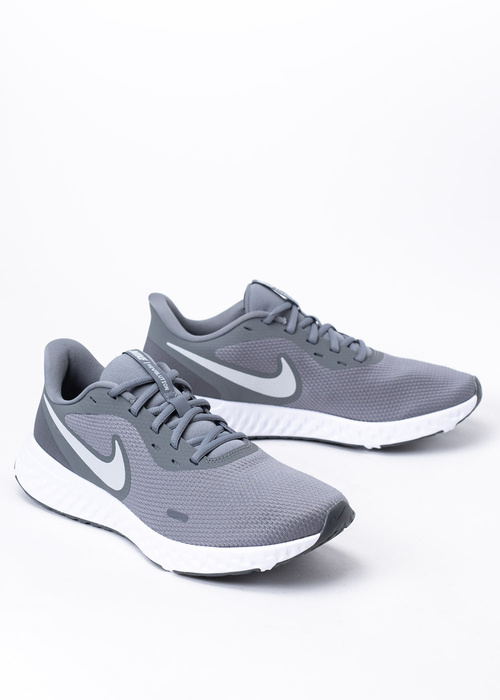 NIKE Revolution 5